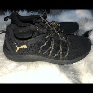 PUMA memory foam sneakers 🖤